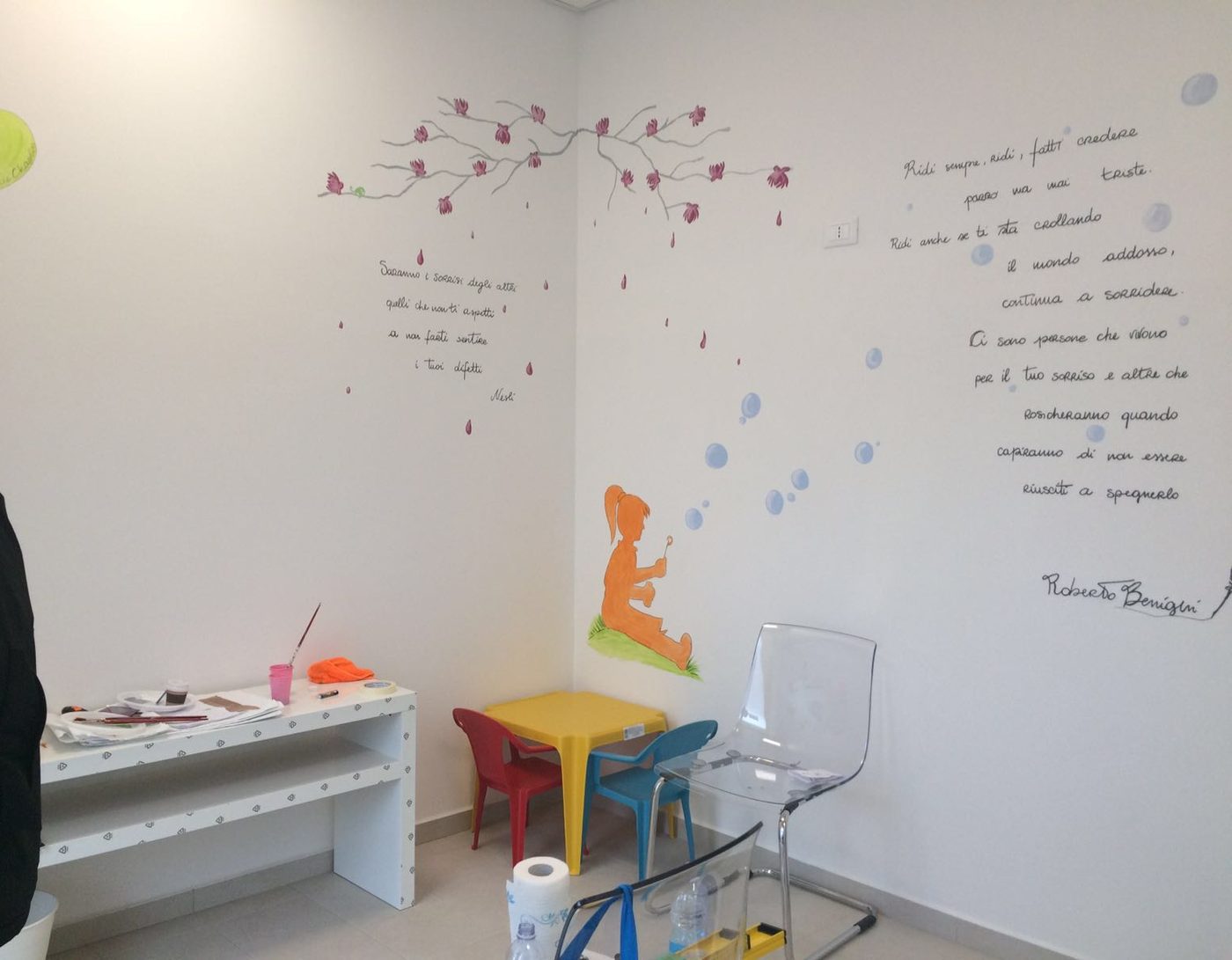 La sala d’attesa con il muro dipinto e il tavolino dei bambini