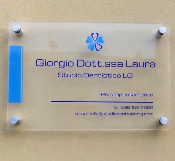 La targa dello studio all’ingresso: Giorgio Dott.ssa Laura, Studio Dentistico LG